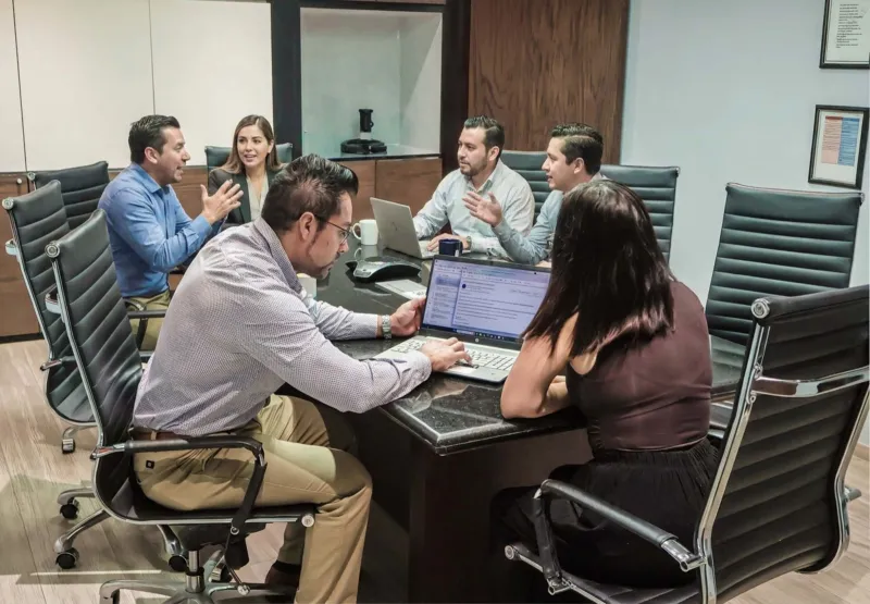 Sesión de trabajo del área de comunicación corporativa en la sala de recepción del despacho