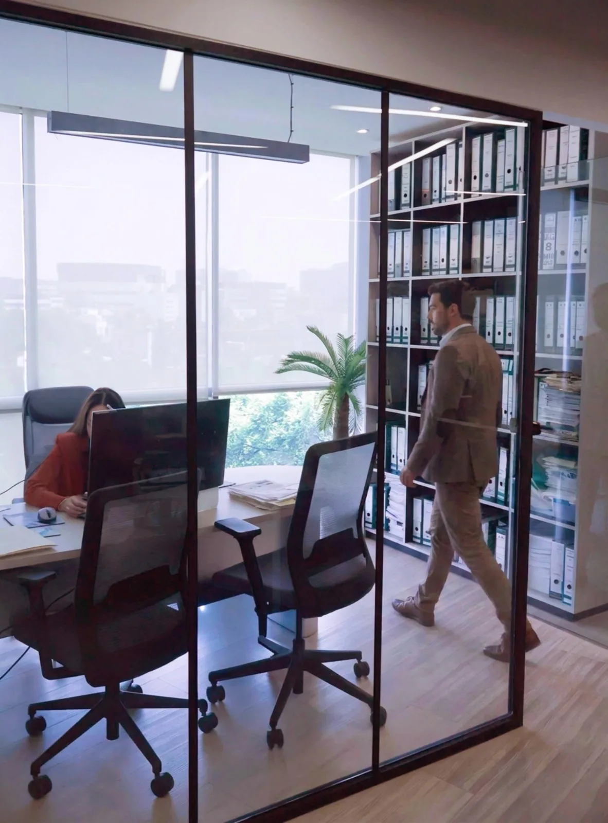Oficinas del área legal de J.W.K. Business con archivo de expedientes