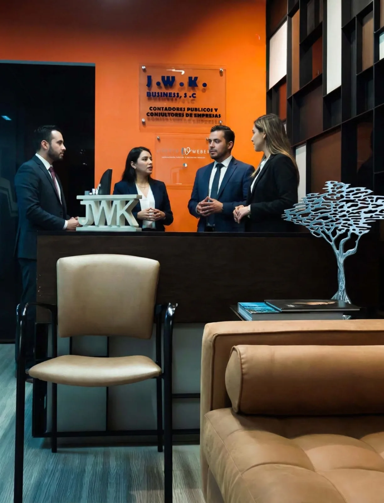 Equipo de J.W.K. Business en la recepción de sus oficinas